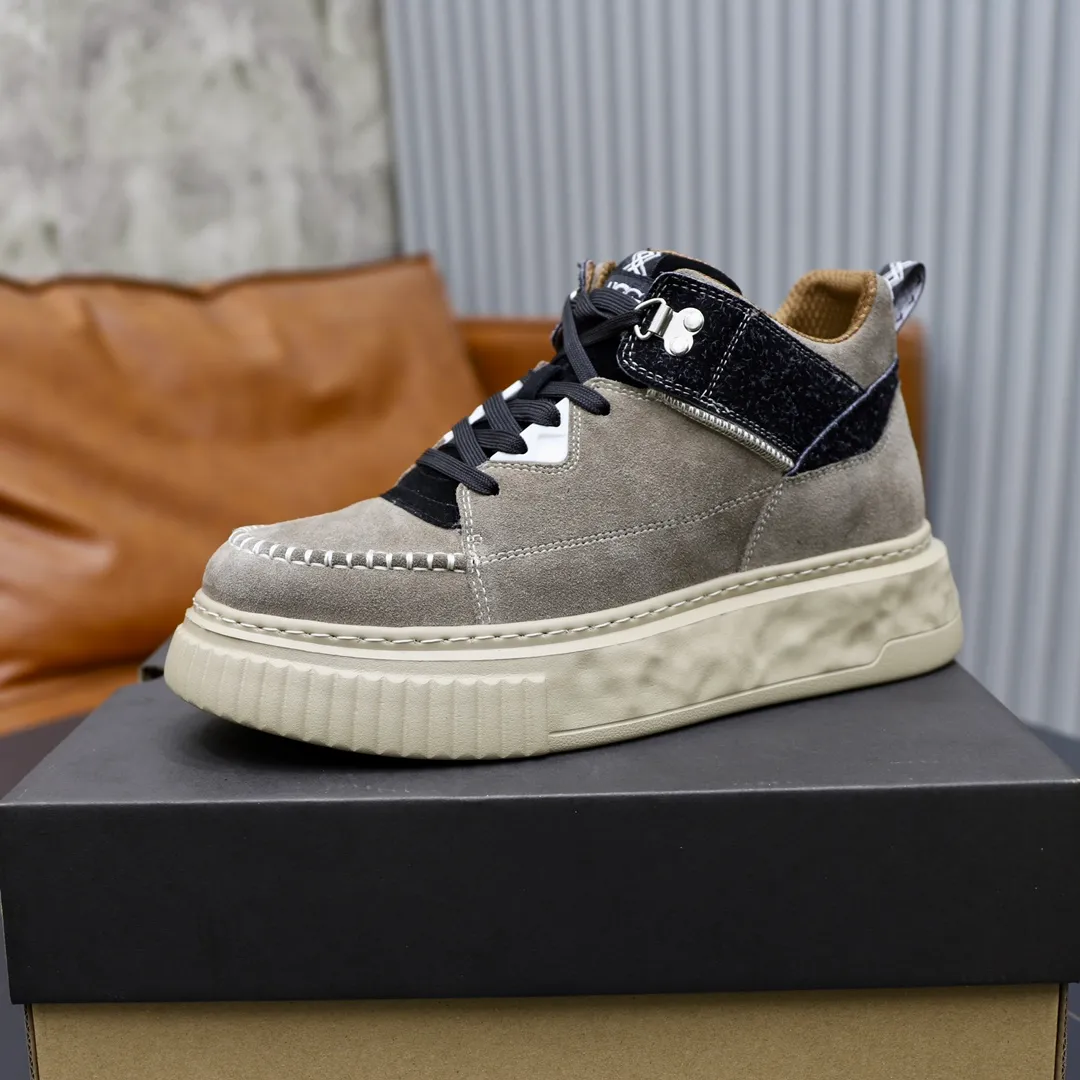 Ex-factory price: 620💰Thick wool imported from Australia Brand: UGG genuine purchase Size: 39-44 Grade: Official website 1:1 Material: First layer of genuine leather waterproof and antifreeze upper Real wool lining Original non-slip soft wear-resistant outsole Style category: Men's casual shoes Trendy style Comfortable on the feet Color: Official website color synchronization